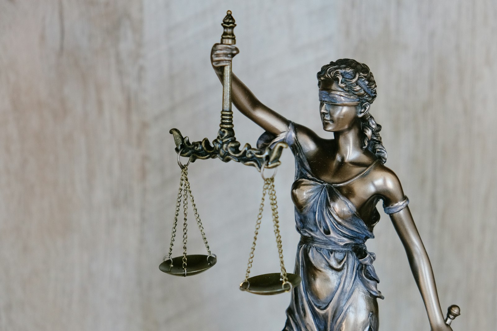 Justitia-Figur vor Gesetzbüchern