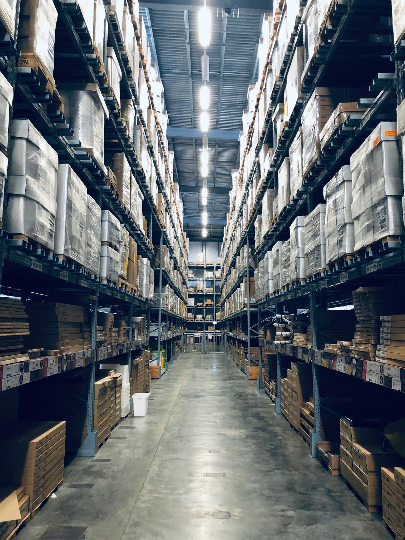 Industrielles Lager mit Regalen